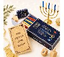 מארז הדלקת נרות חנוכה ממותג עם 44 נרות גפרורים ספרון וסביבון עץ